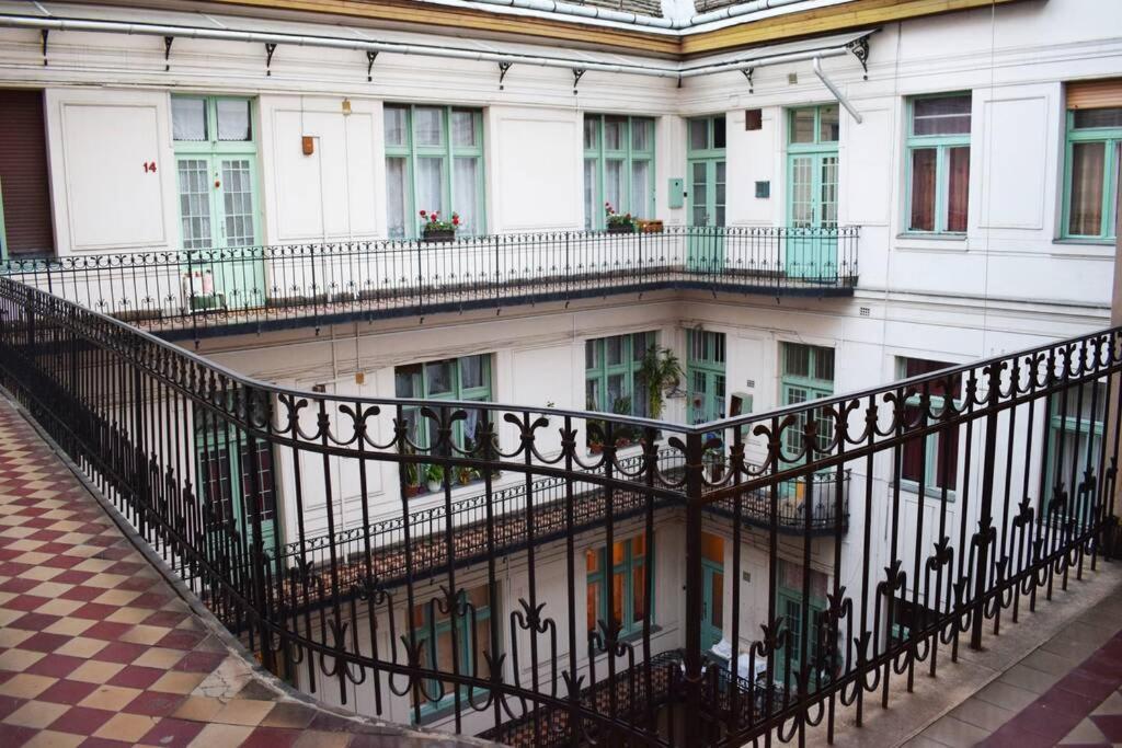 Cosy Apartment Just Next To Parliament Будапеща Екстериор снимка